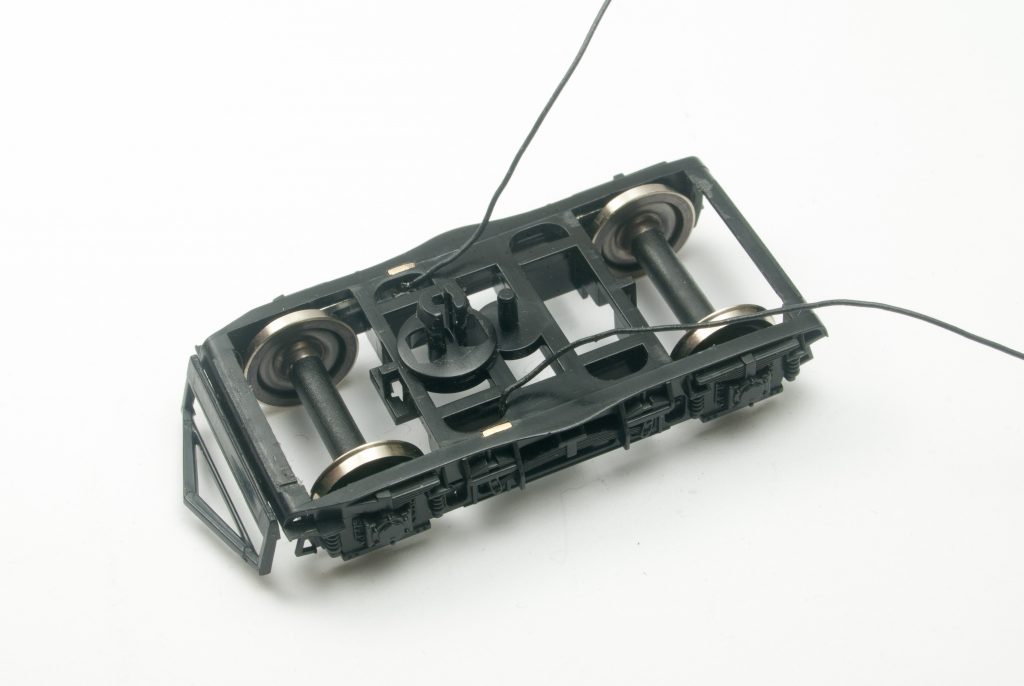 Fertiges Drehgestell: Gekappte Stifte, eingelötete Kabel und eingesetzte H0pur-Radsätze.