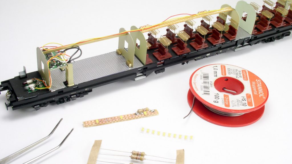 Decoder, Beleuchtung im mittleren Teil des Steuerwagens sowie das Material für die Beleuchtung des hinteren Teils.