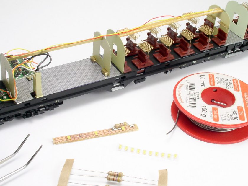 Decoder, Beleuchtung im mittleren Teil des Steuerwagens sowie das Material für die Beleuchtung des hinteren Teils.