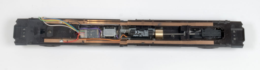 Innenleben des Chassis mit neuem Motor, Decoder und Lautsprecher